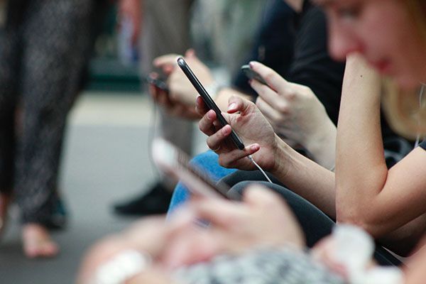 L'éducation numérique, un outil pour rendre Internet plus sûr pour les jeunes